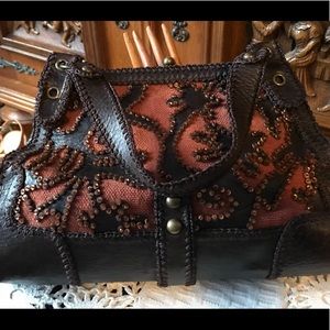 Absolutely Gorgeous satchel very chic !